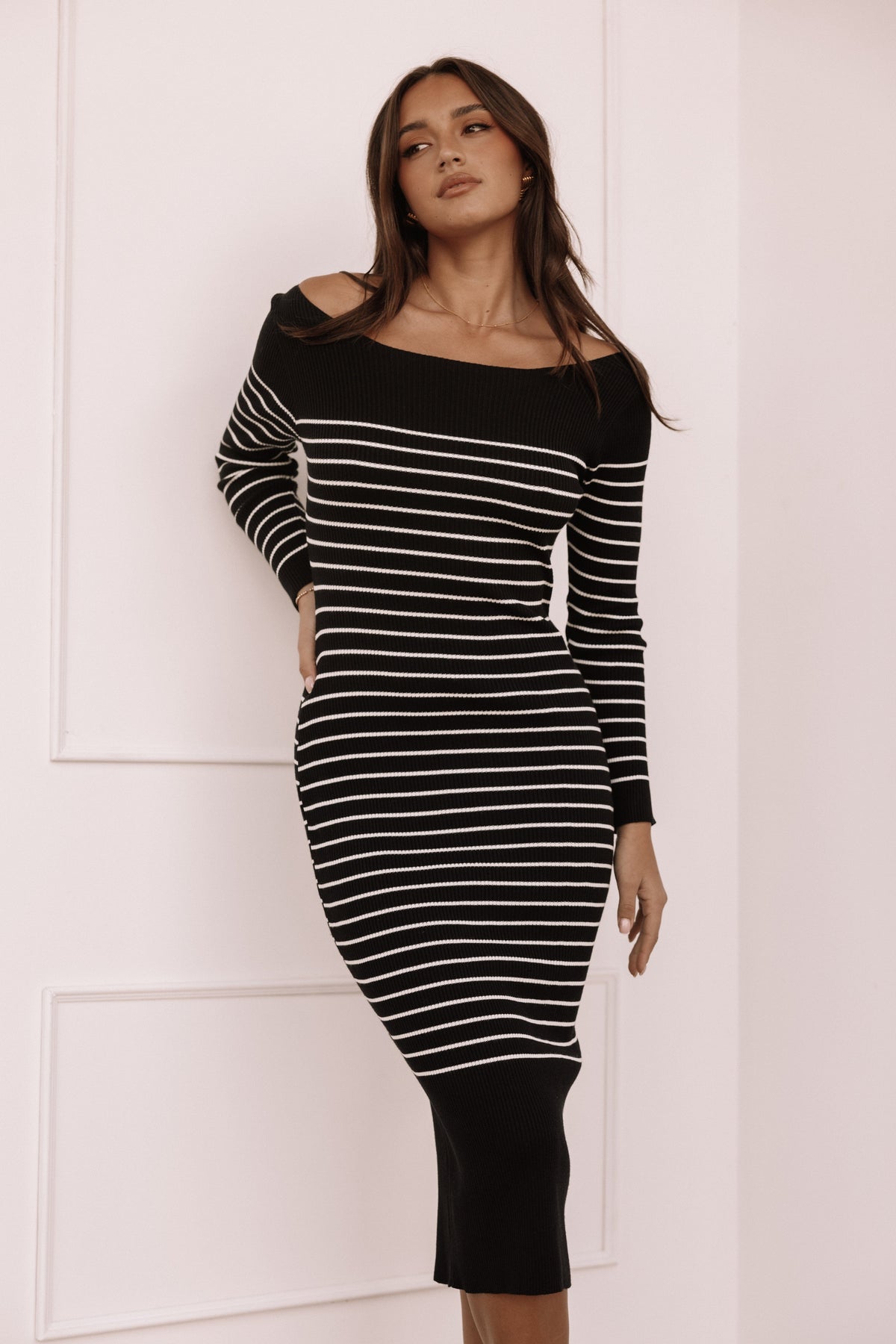 Baxtor Off the Shoulder Midi Dress - White/Black